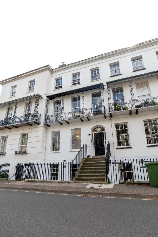 Montrose Lodge, Cheltenham photo 5