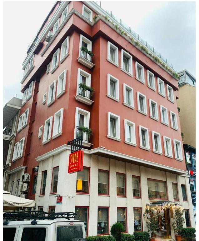 Sude Konak, Istanbul