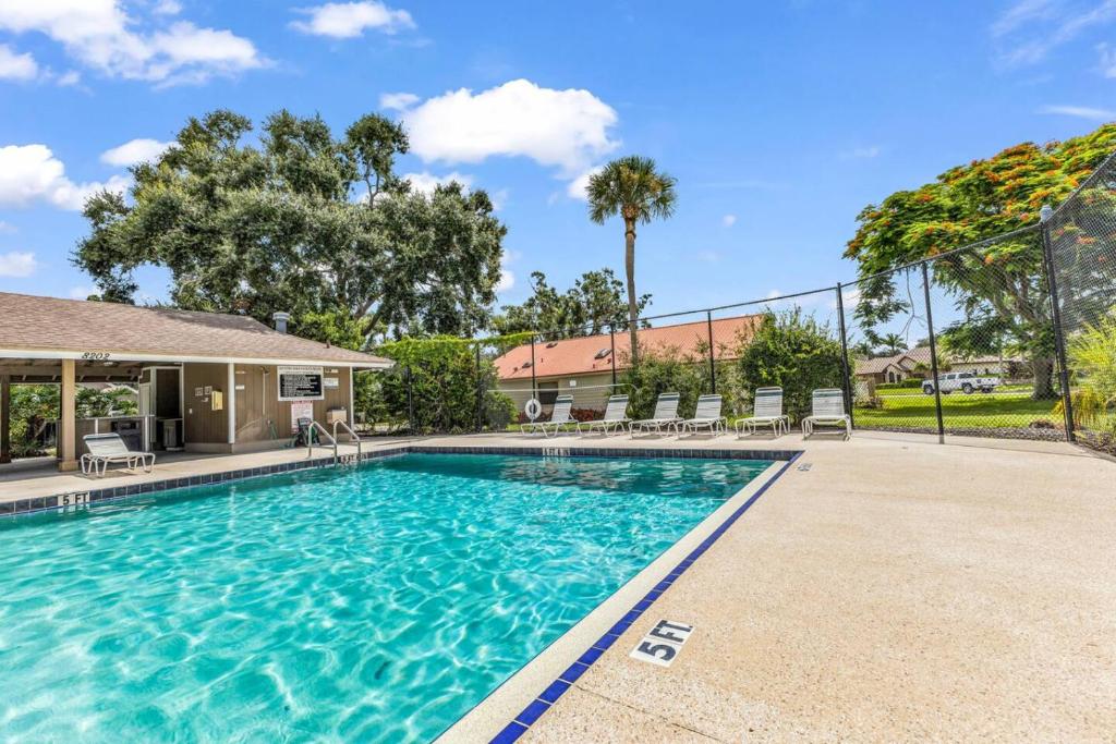 Lakeview Retreat with Pool Games, Chill Vibes, Sarasota