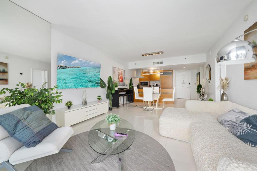 Icon Brickell Condo with Pool, Spa, Gym and City Views, Miami