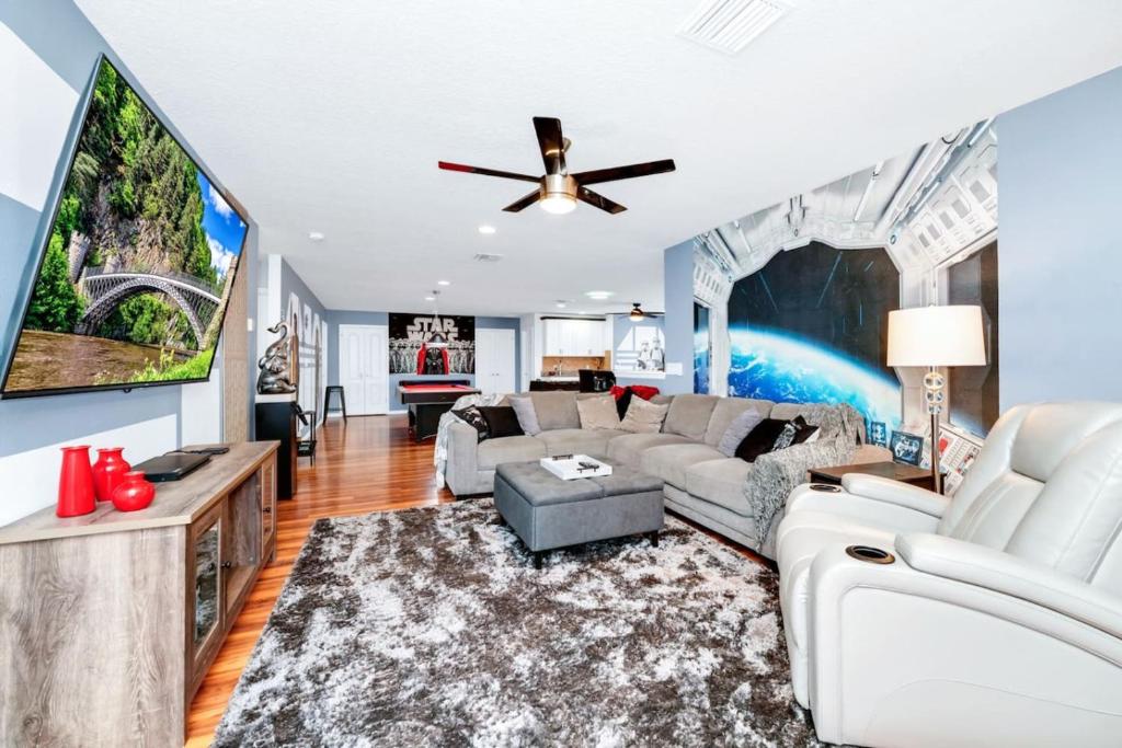 Mojo 9BR Retreat with Pool, Spa Game Room and more, Kissimmee