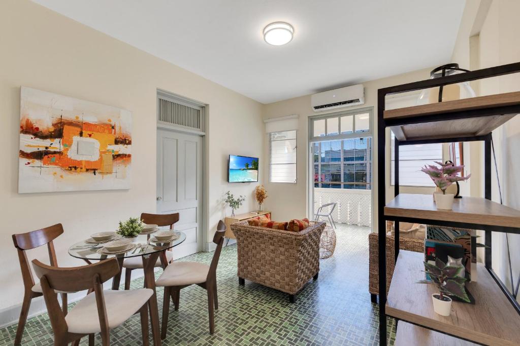 Bright Apartment in Miramar with Equipped Bathroom and Prime Location, San Juan