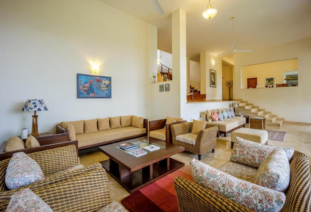 3BR Villa w Pvt Pool and River View, Andžuna