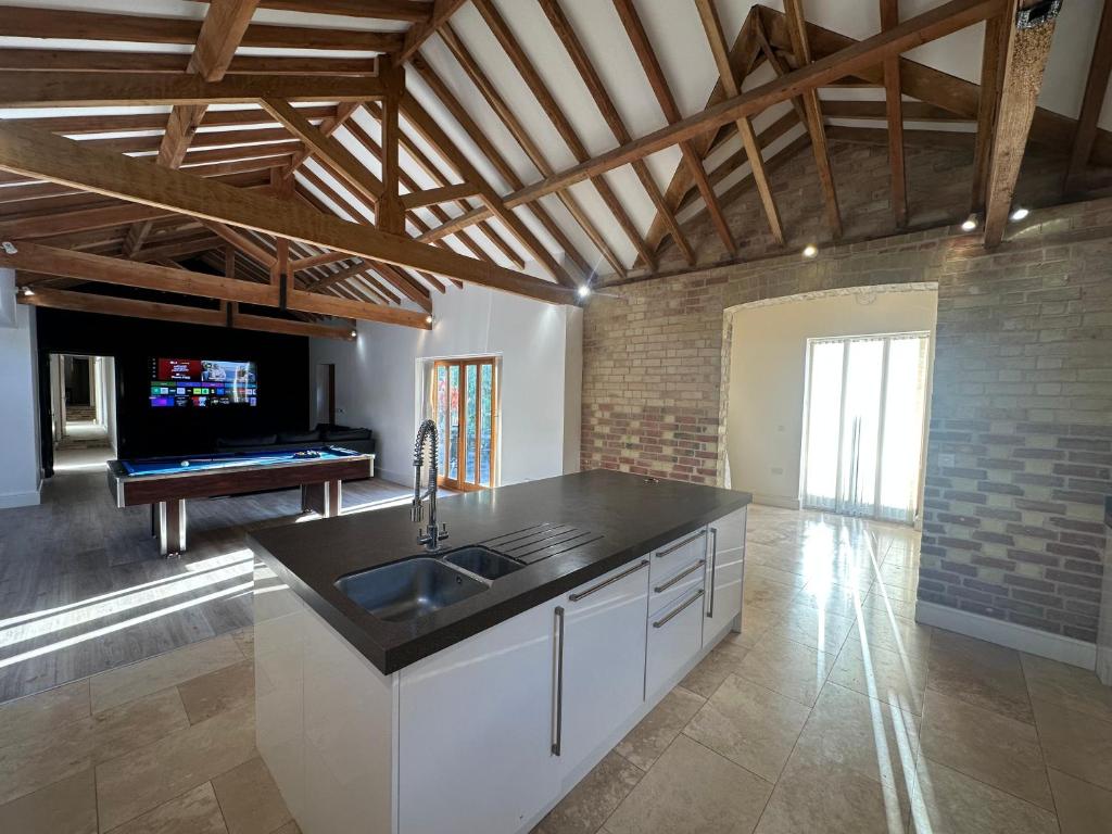 Sleeps18 character barns, Old Hurst