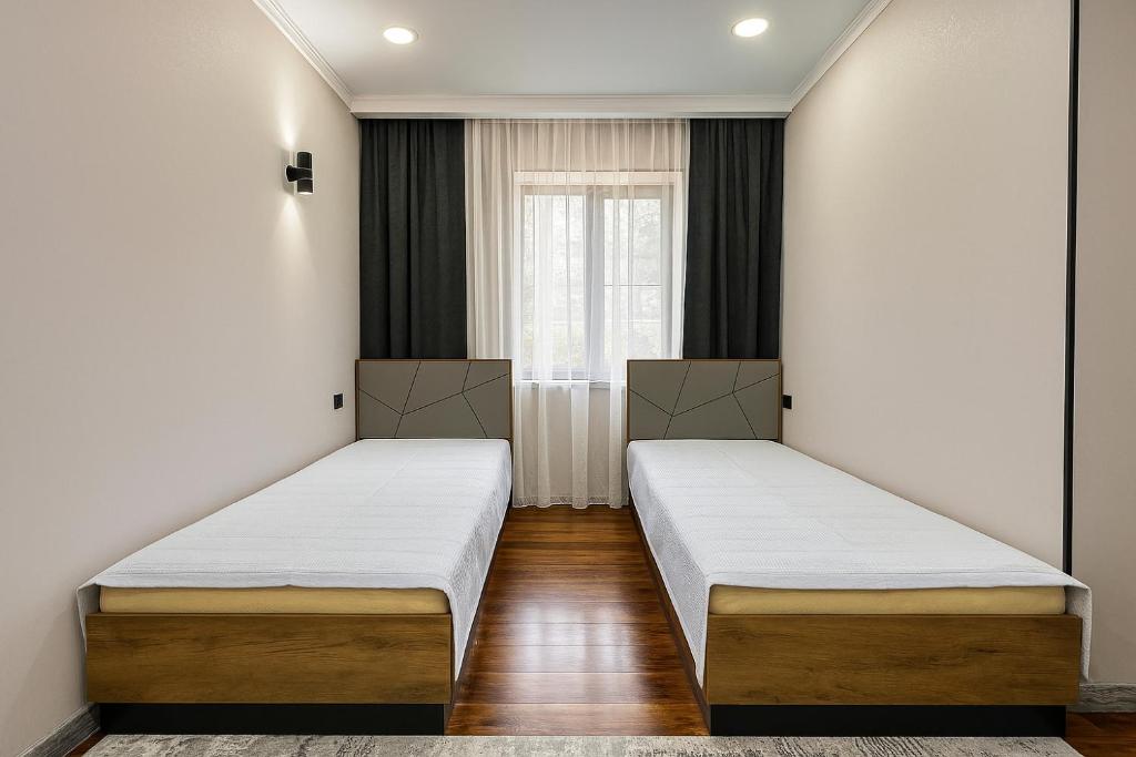 Anara Lakeview Central Apartment, Kaji-Say