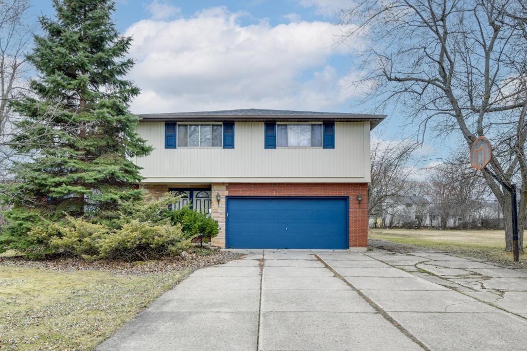 Deck and Seasonal Pool Spacious Home Near Buffalo!, Buffalo