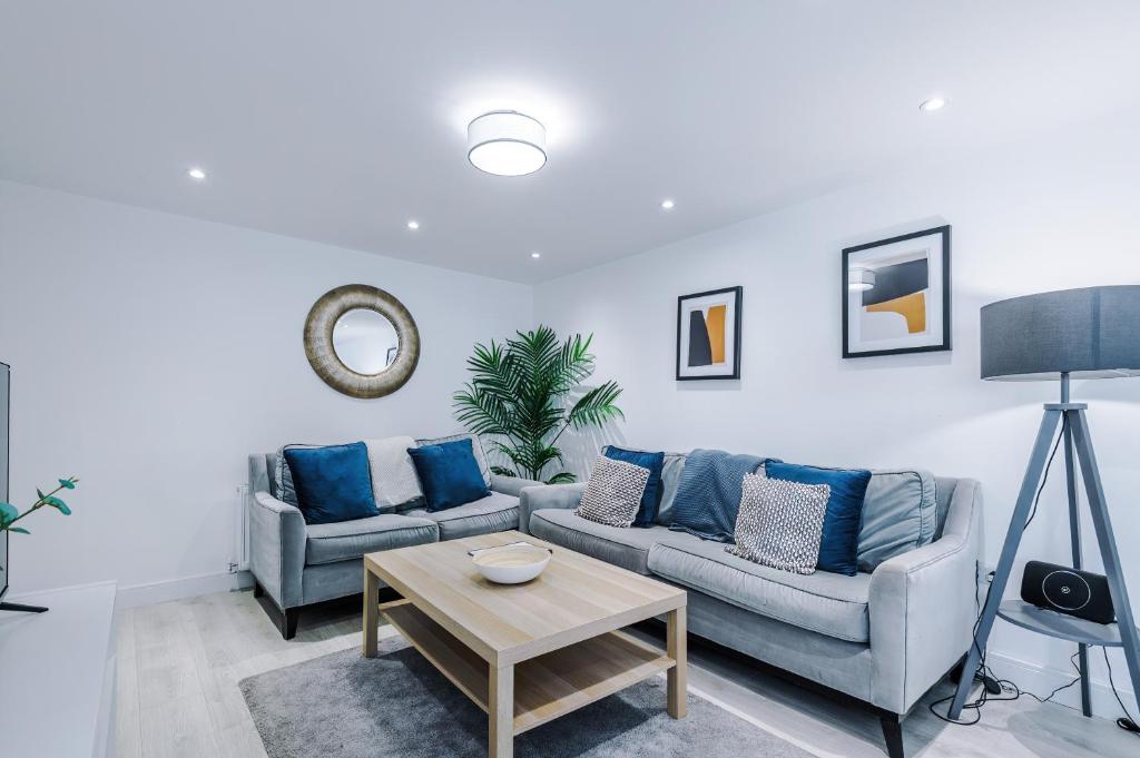 Hansas Executive Hideaway - Two Premium Townhouses by Parydise - Great for Business or Family Stays, Harlescott