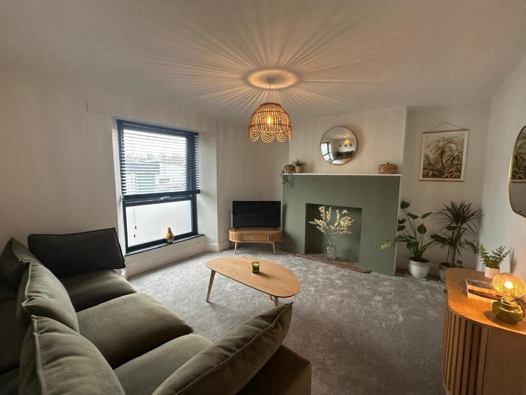 Rosa's Retreat, Falmouth