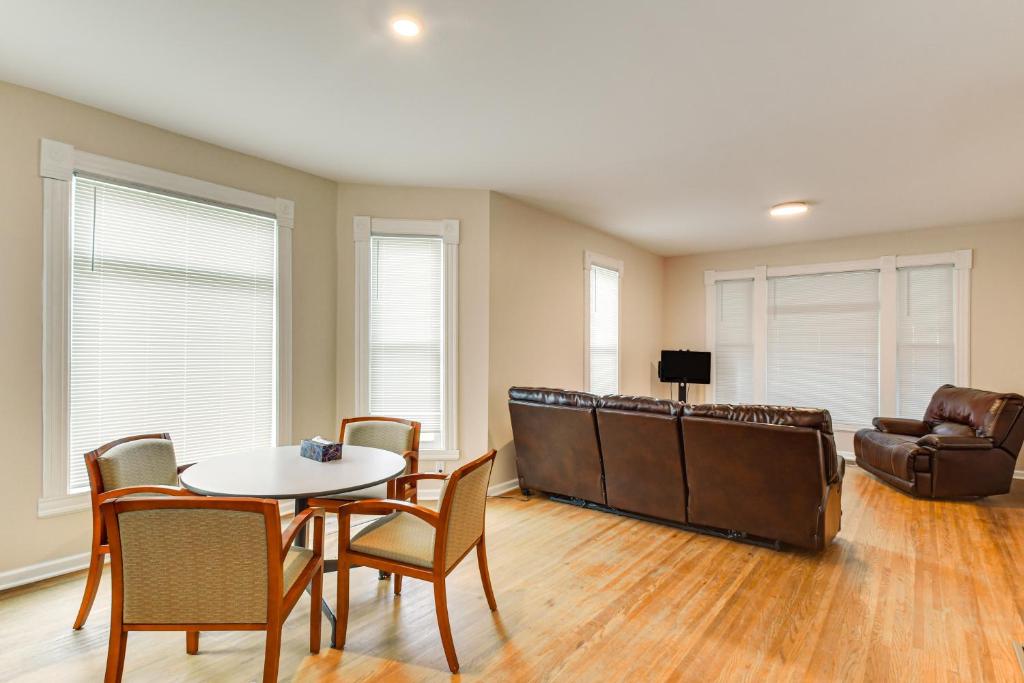 Less Than 1 Mi to Main St Quiet Apartment in Galesburg!, Galesburg