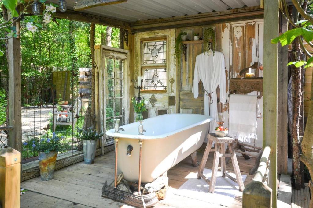 The Woodlands Retreat, Brading