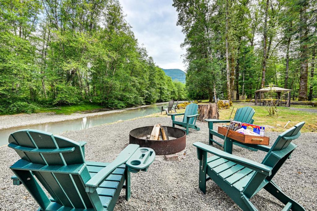 Gateway to Mt Rainier Riverfront Haven with Hot Tub, Packwood