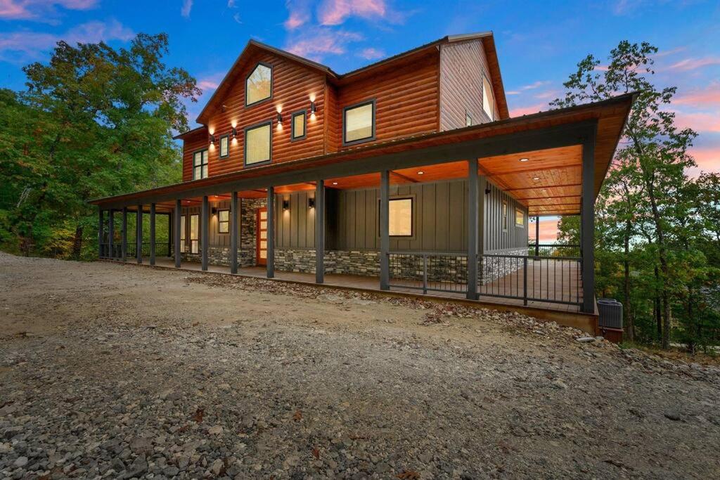 Reclaiming My Time - a Luxury Cabin Experience, Broken Bow