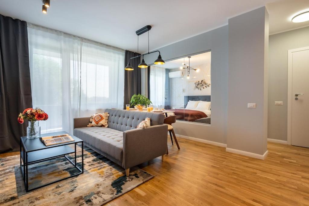 2BR Gem with Breathtaking Views & Balcony Bliss, Bukurešť