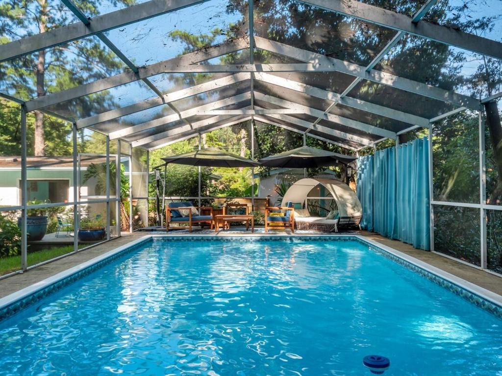 Artsy Oasis w Pool, Tree House, Cottage, Pet -YES, Tallahassee