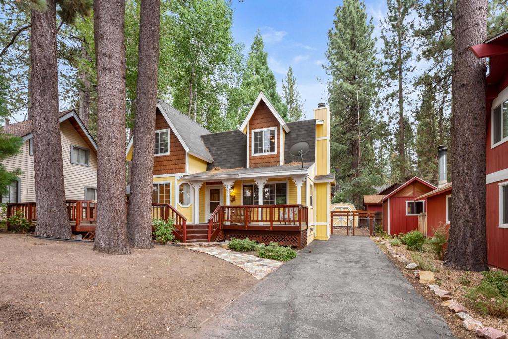 Peregrine Pines - Hot Tub, Pet Friendly, Fenced Yard, Big Bear Lake