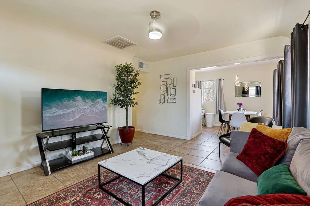 Casa Del Sol I-10 and Chapoteo, El Paso