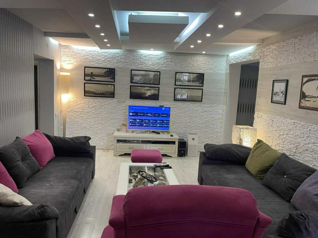 Apart 102, Kućišta