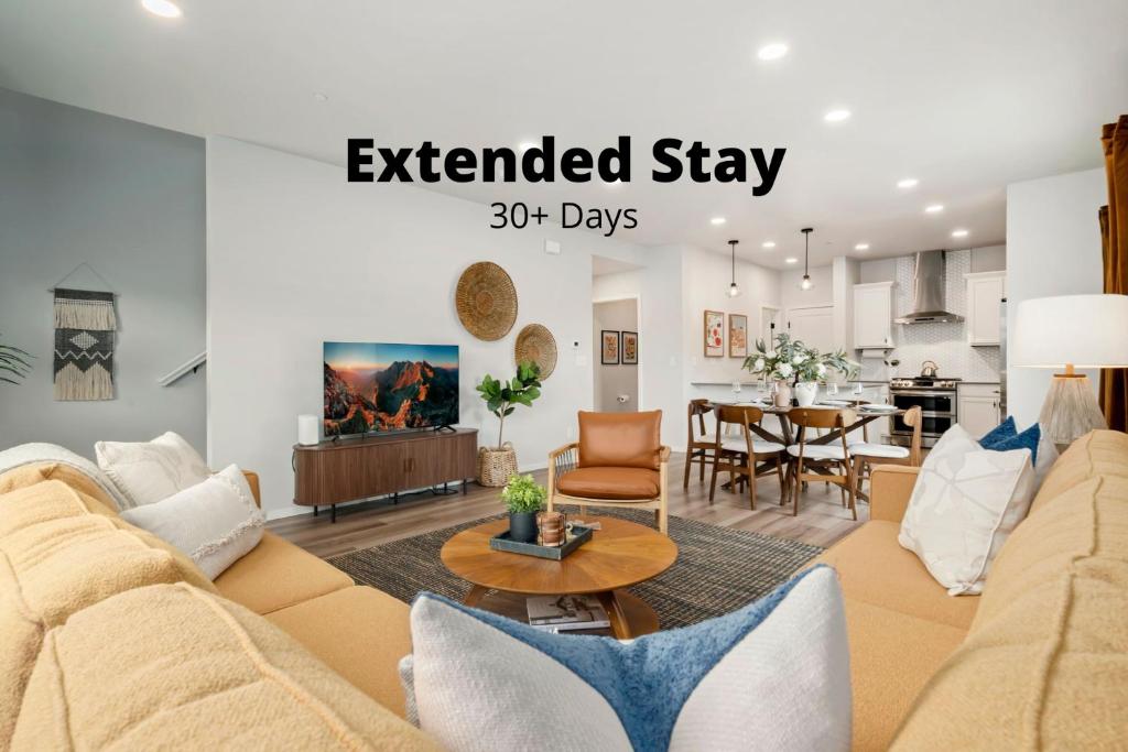 Mosaic Modern - Dog Friendly, Pool and King Suite, Fort Collins