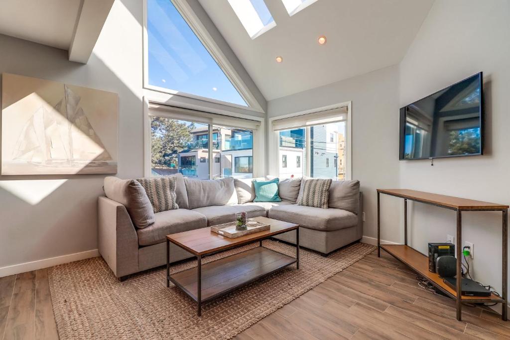 Steps to Bay & Beach, Rooftop Deck, Fire Pit, AC, Garage, Views, San Diego