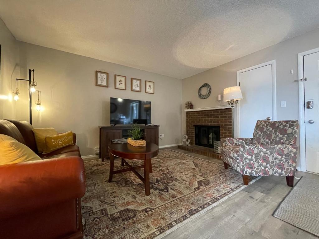 Campus West Nest - King Bed, Walk to CSU, Fort Collins