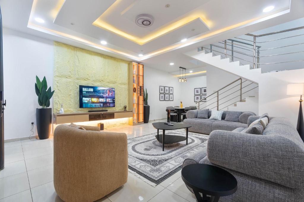 Oniru VI 4BR 4BA - Spacious, Fast Wifi, Pool, Free Parking, Lagos