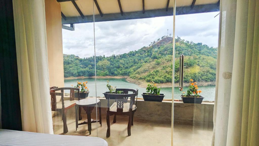 Blue Waters Edge - Kandy, Kande