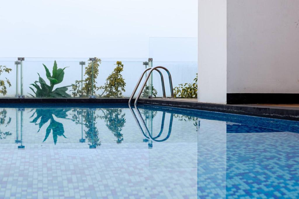 BSR Romantic Escape Flat w/ Rooftop Pool - 1