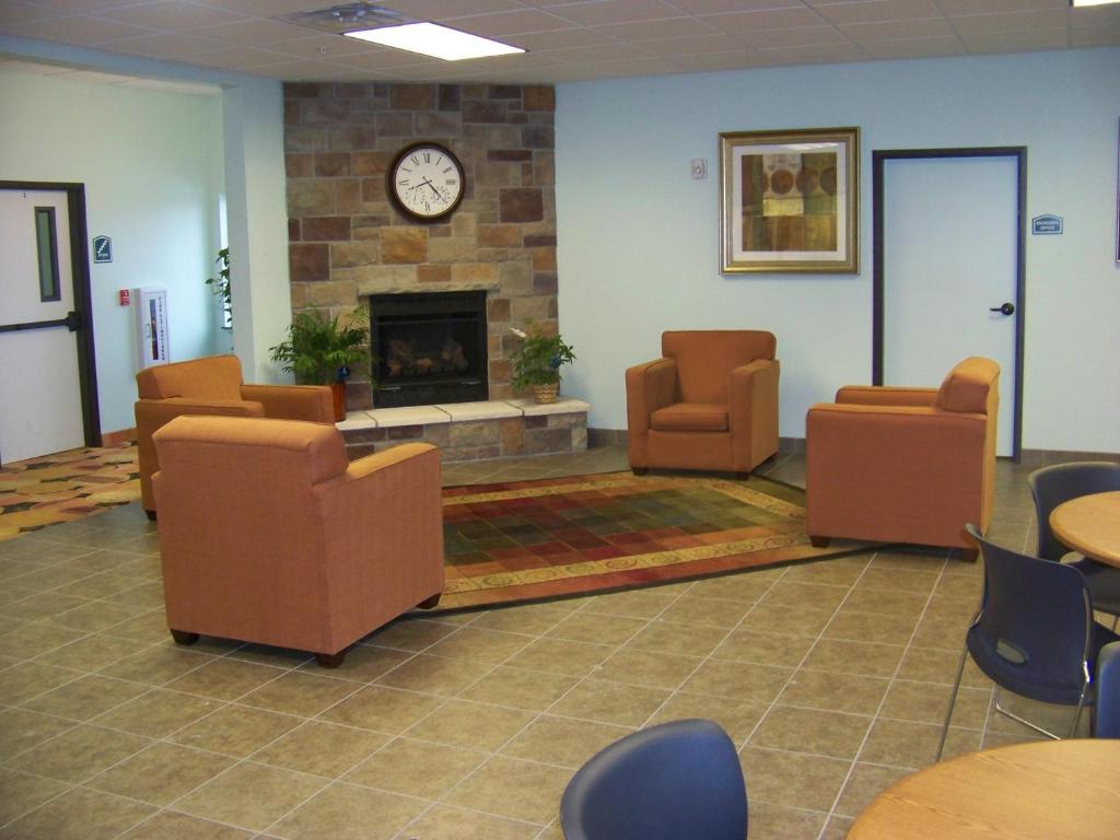 Days Inn & Suites by Wyndham Columbus NE photo