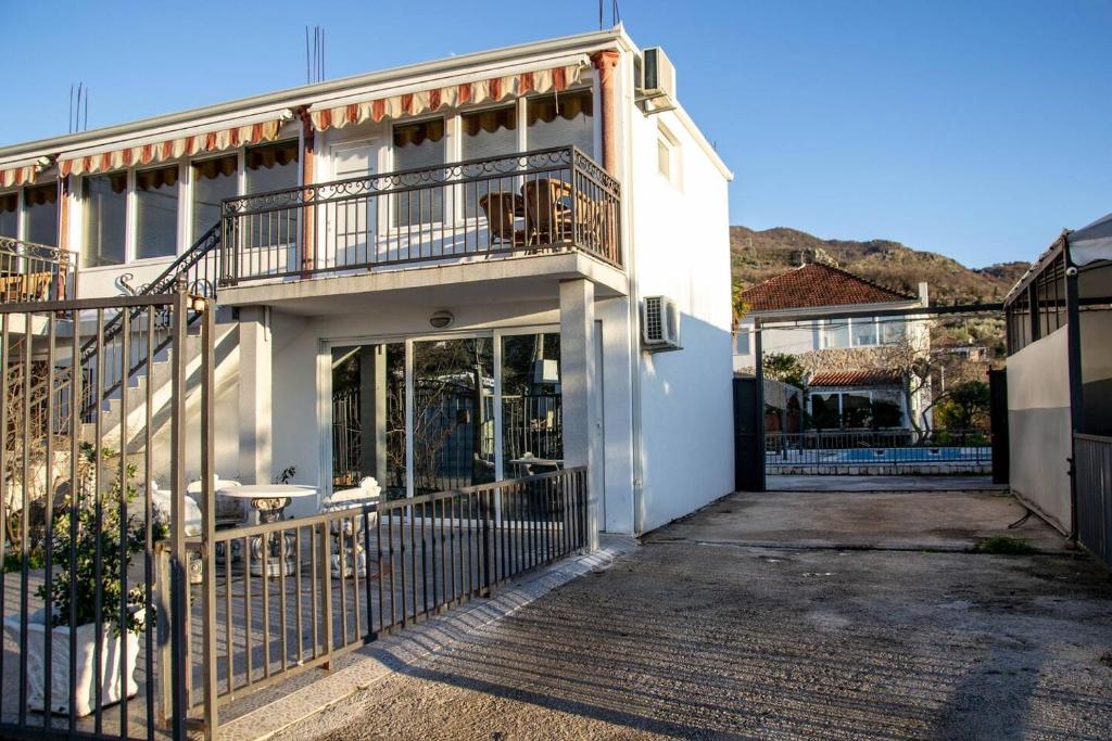 Old Olive Tree Apartment, Bar