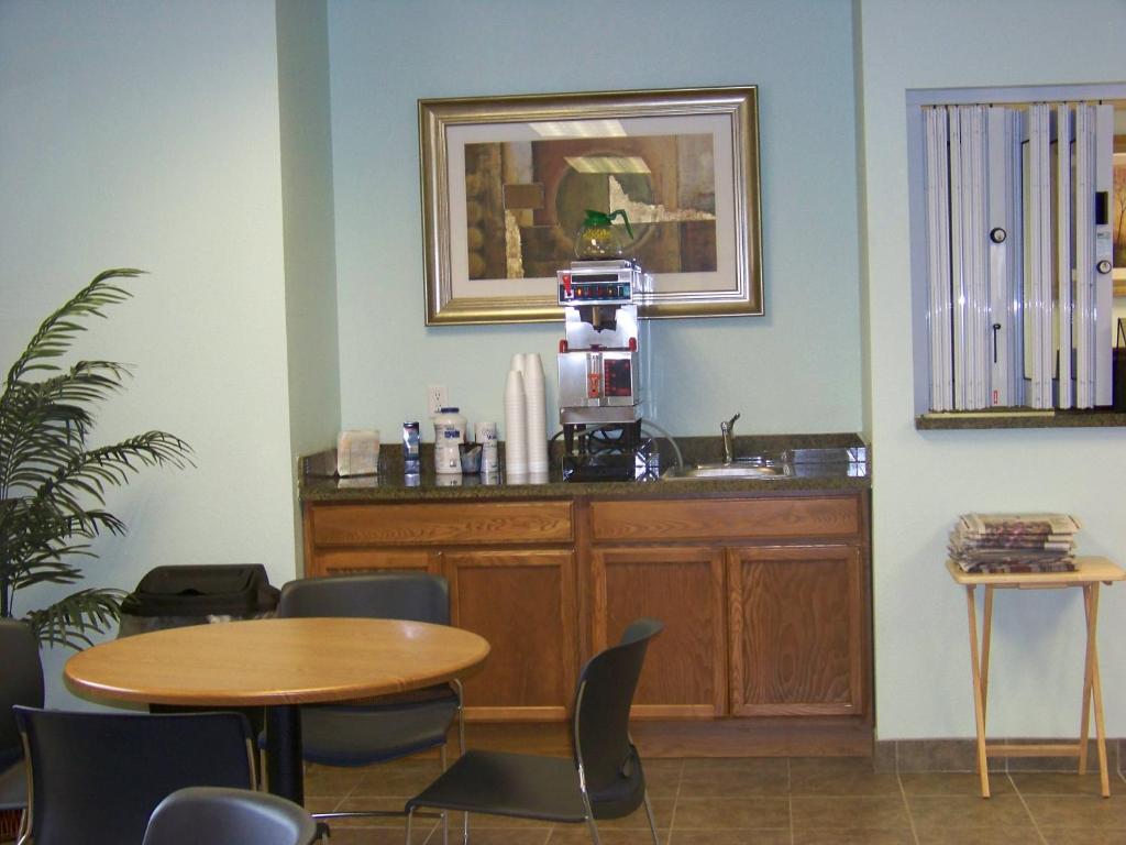 Days Inn & Suites by Wyndham Columbus NE photo