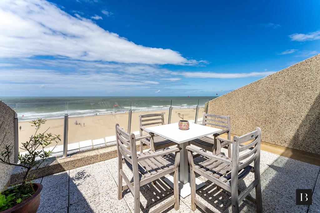 May Fair Studio 0306, De Haan