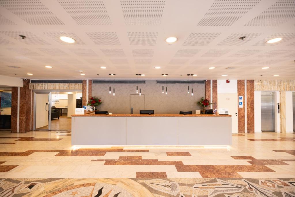 Front desk [24-hour]