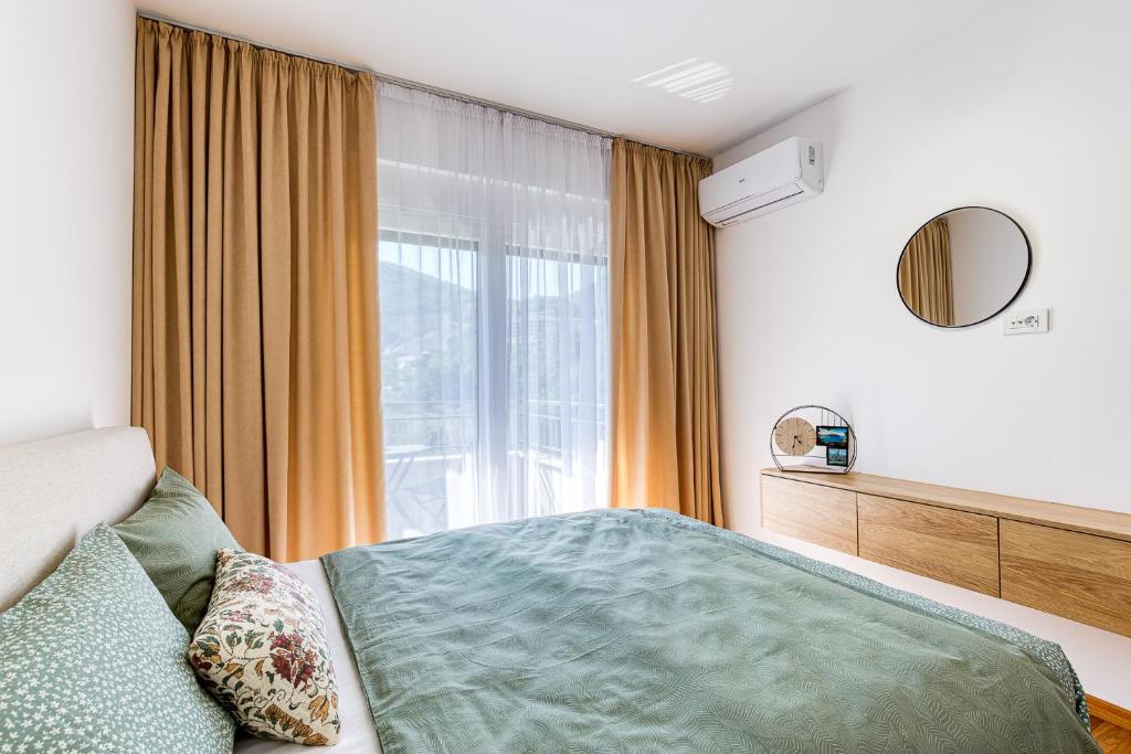 Warm-colored stylish apartment - 5