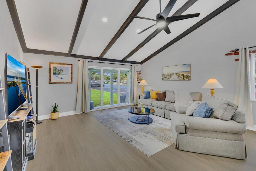 Ground Level and End Condo Unit - Quiet 2 Bedrooms and 1 Bath, Melbourne