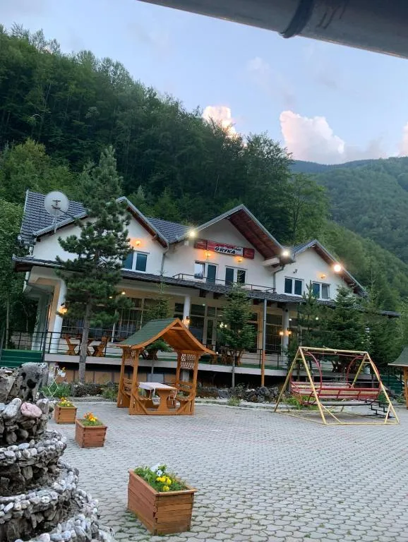 Hotel Gryka, hotel in Peje
