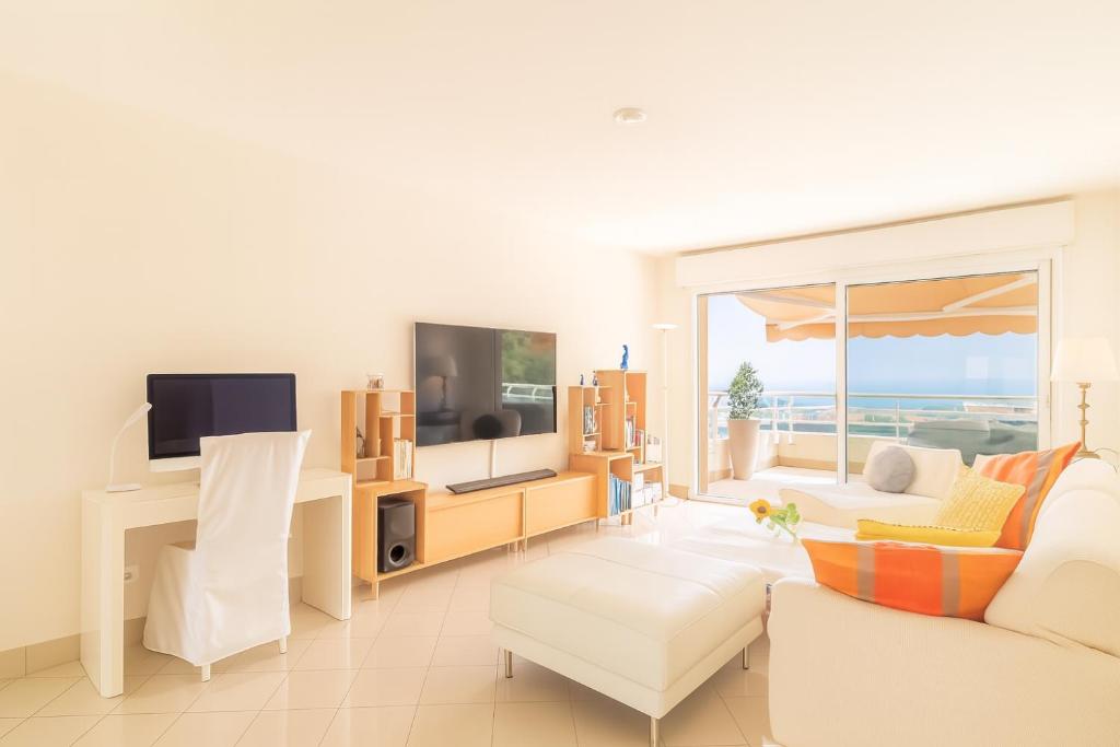 High-End Residence with Pool and Panoramic Views - 5