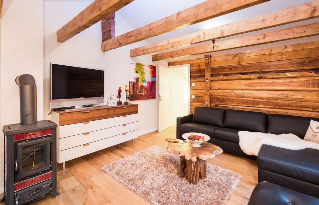 Cliffnest, Chalet, 2 Min from Church, All Yours - 2