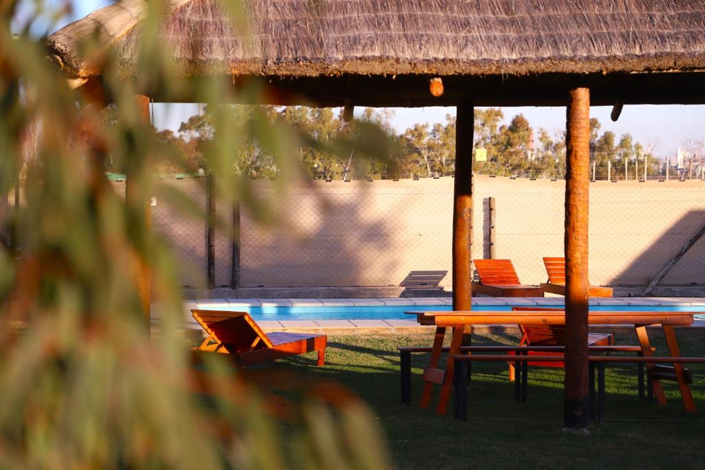 Cabaña con pileta y gran parque en Mendoza AZUL - 5