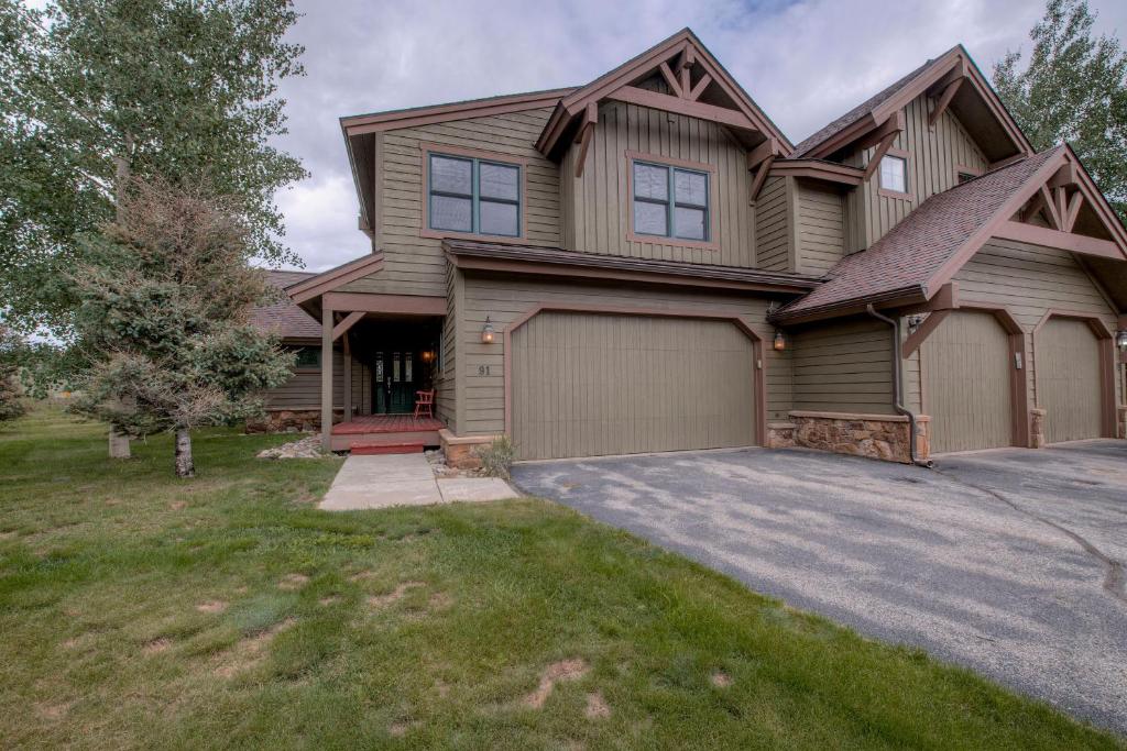 Spacious 4BR Near Trails with Shuttle to Slopes, Breckenridge