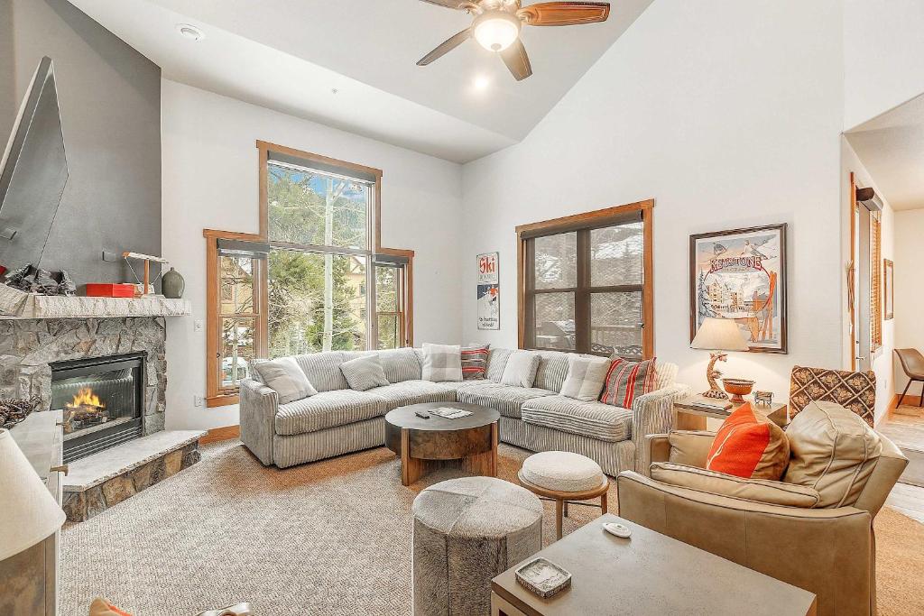 3 BDR for 10 with Pool & Hot Tub Mins to Ski Lift, Dillon