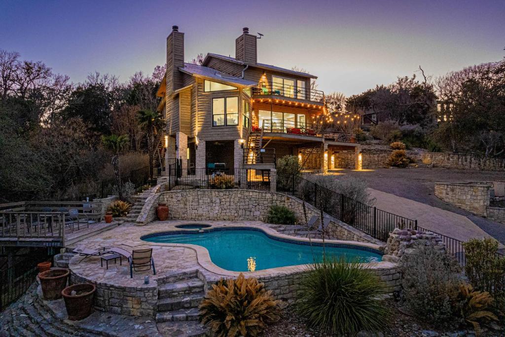 5br Home w Pool and a View, Spicewood
