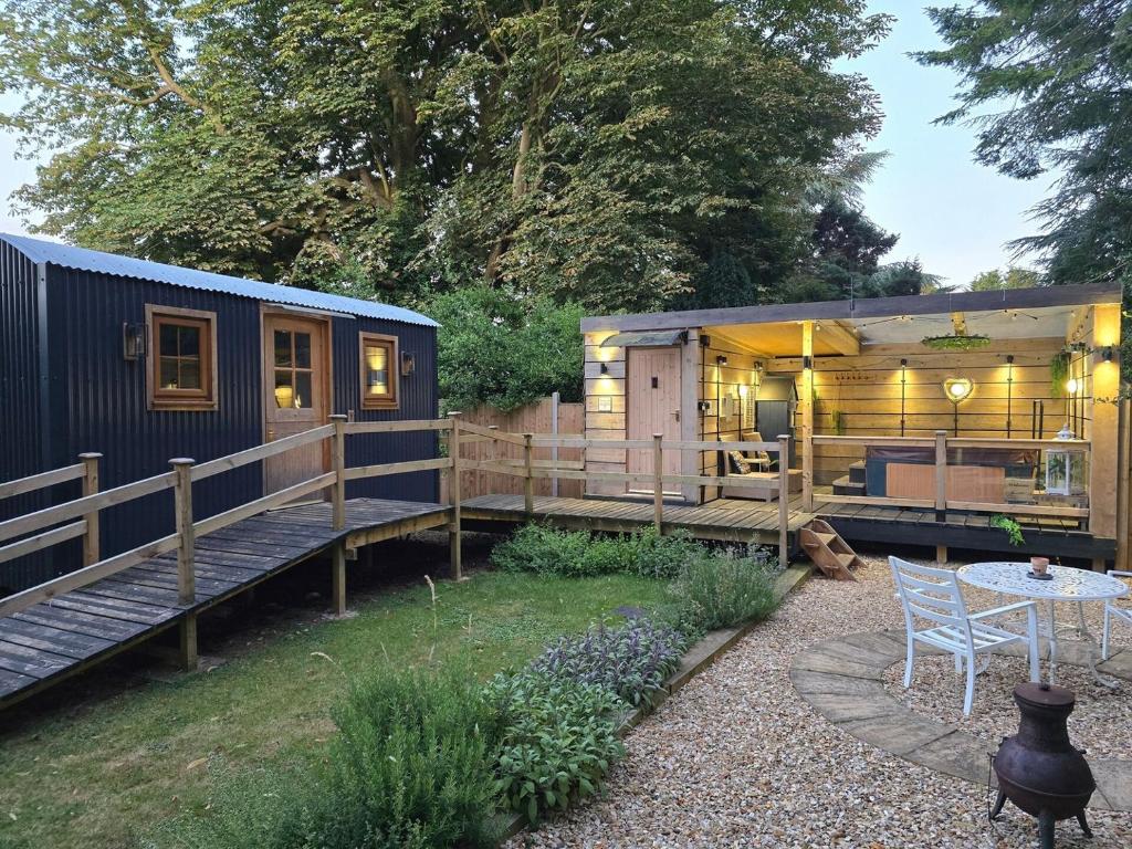 Rustic 1BD Hut Retreat with Hot Tub & Countryside, Gedney