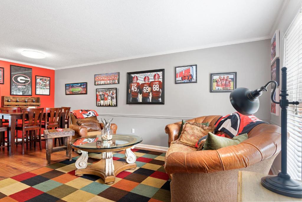 Five Points Dawg Crib On Campus, Athens