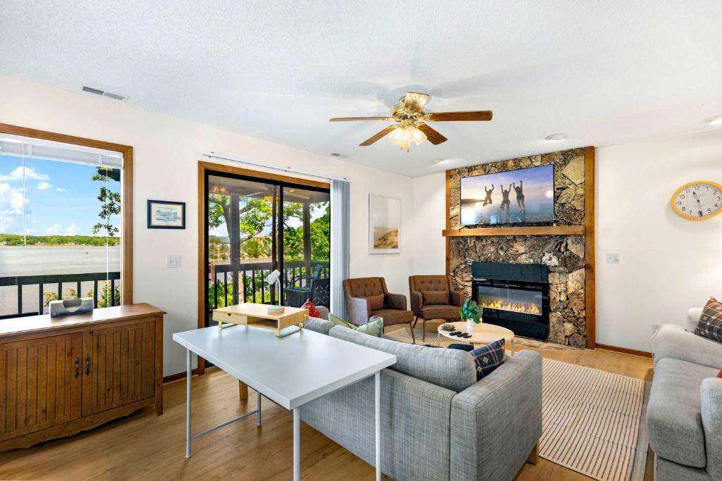 Sunset Escape - Fit For 8, Gravois Mills