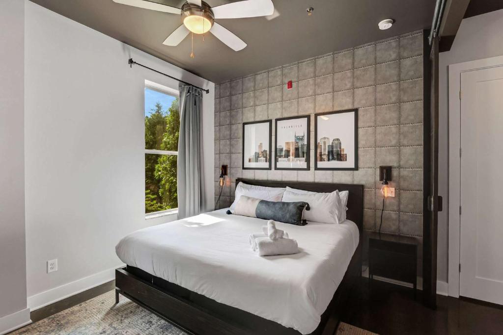 Chic West End Loft Right Next Door to Vanderbilt, Nashville