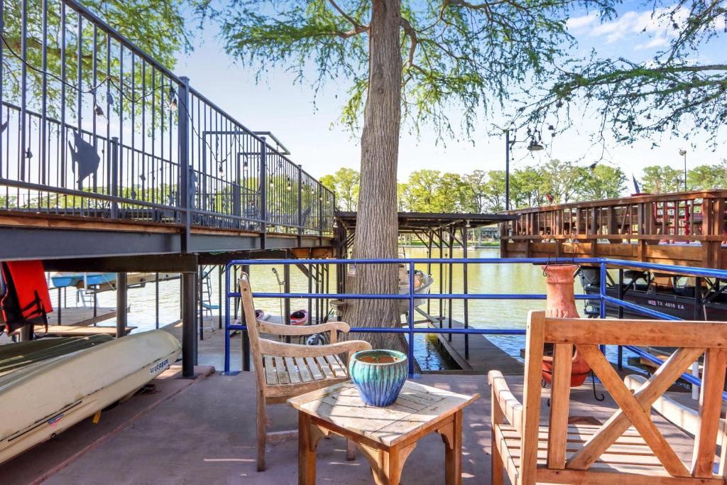 Amazing Lakefront Escape - A Stunner For Sleeps 14, New Braunfels