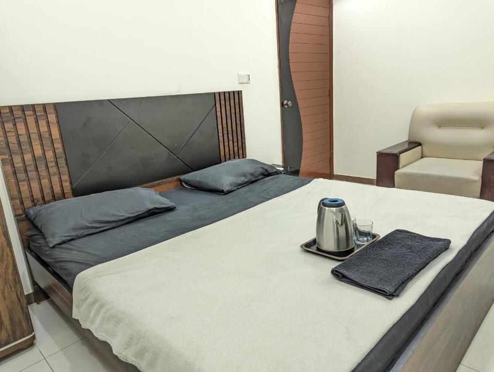 Stay Place, Karáčí