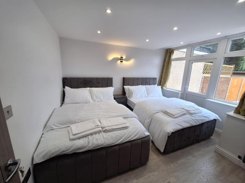 Lux flat- Sleep 5-2 min walk- Perivale Station, Perivale