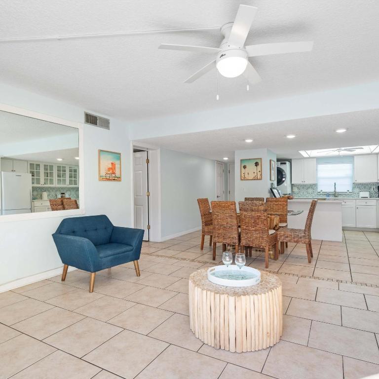2BR Sleeps 6 Poolfront BBQ Steps to Beach & Pier, Cocoa Beach