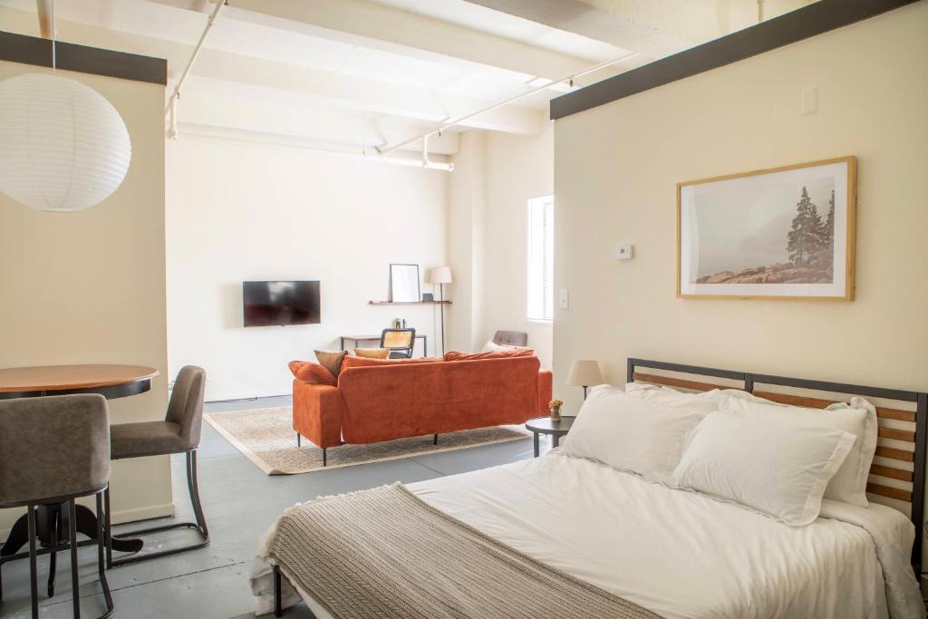 Westown Studio Apt Near Fiserv, Baird, and Theater District, Milwaukee